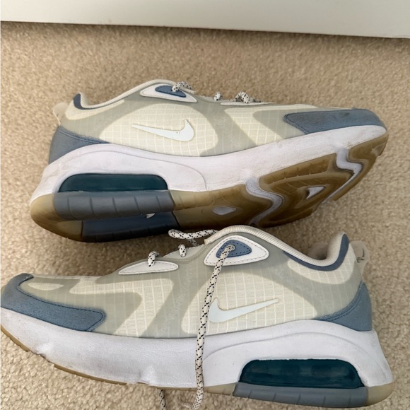 Nike Youth Airmaxes - Picture 3 of 4